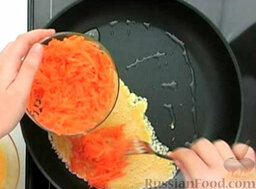 Морковный омлет: Выложить треть натертой моркови.