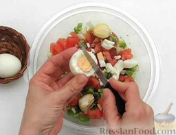 Салат "Гаспачо": Яйца очистить и кубиками нарезать в салат. Перемешать.