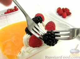 Фруктово-ягодное ассорти с сыром: На сыр выложить ягоды и кумкваты.