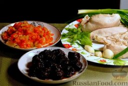 Куриный паштет с черносливом: Продукты для паштета - отварное куриное филе, зелень, чернослив, обжаренные овощи.