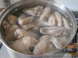 Простой куриный супчик: Куриные крылышки (или куриные окорочка) помыть. Выложить курицу в кастрюлю, залить холодной водой. Поставить кастрюлю на огонь, довести до кипения, по мере надобности снимать пену. Посолить, поперчить, варить на небольшом огне 40 минут.