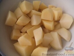 Простой куриный супчик: Очистить и помыть картофель, нарезать кубиками.