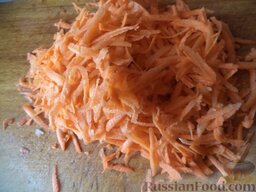 Простой куриный супчик: Почистить и помыть морковь. Морковь натереть на крупной терке или нарезать тонкой соломкой.