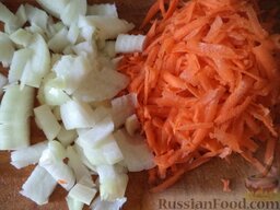 Суп-пюpe из чечевицы: Почистить и помыть морковь и репчатый лук. Натереть на крупной терке или нарезать соломкой морковь, лук нарезать кубиками.