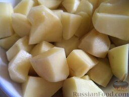 Суп-пюpe из чечевицы: Почистить и помыть картофель. Нарезать кубиками.