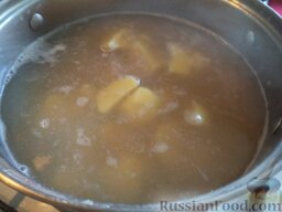 Суп-пюpe из чечевицы: В кипящую воду выложить картофель, варить 20-25 минут на среднем огне (до готовности картофеля и чечевицы).