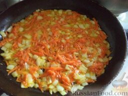 Суп-пюpe из чечевицы: Разогреть сковороду, налить растительное масло. В горячее масло выложить лук и морковь. Тушить, помешивая, на среднем огне 2-3 минуты.