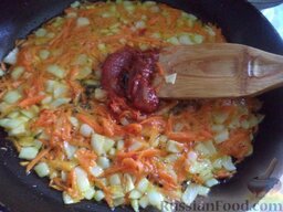 Суп-пюpe из чечевицы: Добавить томатную пасту, перемешать. Тушить одну минуту.