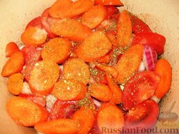 Дамлама (домляма): Затем половина помидоров, порезанных крупными кусочками. Сверху морковь, порезанная кружочками. Посолить, поперчить и приправить.