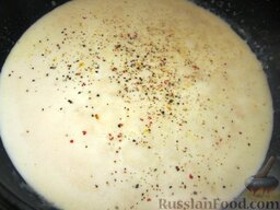Балатонский судачок а-ля Гундель: Приготовить соус бешамель. Для этого 50г сливочного масла обжарить с 50г муки. Подлить постепенно молоко и сливки, все время, мешая. Добиться желаемой густоты, приправить солью и перцем.