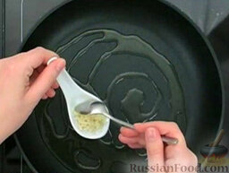 Фасоль с апельсином: На сковороде разогреть масло. Выложить измельченный чеснок и имбирь. Обжарить, помешивая.