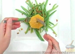 Фасоль с апельсином: Переложить фасоль на тарелку. Сверху выложить кружочки апельсина.
