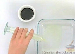 Курица на шпажках: В миске смешать лимонный сок и соевый соус.