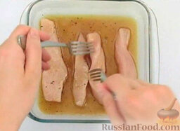 Курица на шпажках: В маринад положить мясо. Оставить на 30 минут.