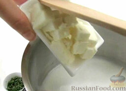 Курица на шпажках: В горячее молоко выложить сыр и, помешивая, растворить его.