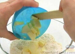 Сырное печенье: Масло нарезать и добавить к муке и сыру.
