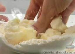 Сырное печенье: Рукой смешать все в однородную массу.