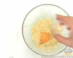 Сырное печенье: Добавить яичный желток. Перемешать.