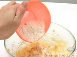 Сырное печенье: Добавить остальную муку. Замесить тесто.