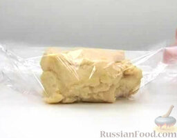 Сырное печенье: Завернуть тесто в пленку. Охладить.