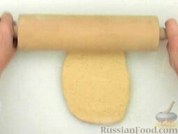 Сырное печенье: Стол посыпать мукой. Раскатать тесто в пласт.