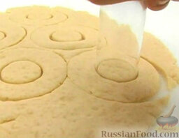 Сырное печенье: Вырезать печенье. Переложить на застеленный пергаментом противень.