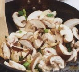 Лапша с грибами и шпинатом: 3. Выложить в сковороду все грибы, жарить 2-3 минуты, до мягкого состояния.