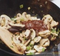 Лапша с грибами и шпинатом: 4. Затем ввести херес и хрен, готовить, помешивая, 2-3 минуты. Выложить в сковороду с грибами лапшу, посолить, поперчить и хорошо перемешать.    5. Подавать лапшу в порционных тарелках, посыпав кешью и зеленым луком.
