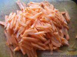 Постный "Лагман" с фасолью: Почистить и помыть морковь. Натереть на крупной терке или нарезать соломкой.