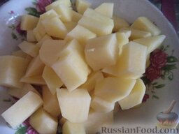 Постный "Лагман" с фасолью: Почистить и помыть картофель. Нарезать кубиками.