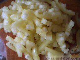 Постный "Лагман" с фасолью: Перец сладкий помыть,очистить от семян, нарезать соломкой.