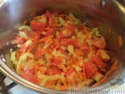 Постный "Лагман" с фасолью: Затем выложить перец и помидоры, тушить все вместе 3-4 минуты.