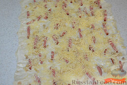 Жареный лаваш с колбасой и сыром: Лаваш смазать сырковой массой, выложить колбасу, грибочки и тертый сыр.