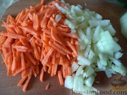 Красный борщ с говядиной и черносливом: Почистить, помыть лук и морковь. Нарезать лук кубиками. Морковь натереть на крупной терке или нарезать тонкой соломкой.