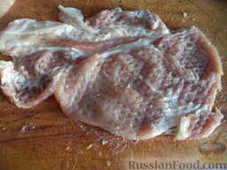 Свиная отбивная в омлете: Мясо отбить кухонным молотком.