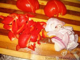 Летний салат со шпинатом: Лук и перец порезать соломкой, помидоры – тонкими ломтиками.