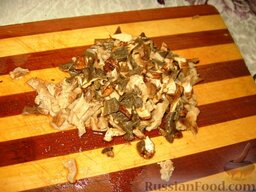 Постный борщ с сельдью: С грибов слить воду, а грибы мелко порезать. Залить свежей водой (3 л) и сварить грибной бульон в течение 30 минут.