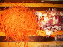 Постный борщ с сельдью: Мелко порезать лук и тонкой соломкой натереть морковь.