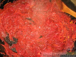 Постный борщ с сельдью: Добавить томатную пасту или протертые помидоры. Потушить еще 5 минут.