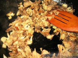Литовские голубцы: Лук порезать мелкими кубиками.  Обжарить лук на сливочном масле, добавить грибы и жарить их, помешивая, 5-7 минут.
