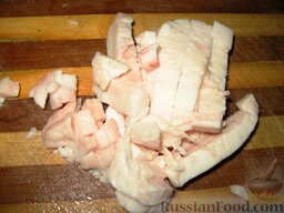 Литовские голубцы: Мелко нарезать сало.