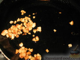 Литовские голубцы: Вытопить его на сковороде. Шкварки убрать. На вытопленном сале обжарить перловую крупу 7-10 минут.