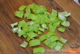Запеченный амур с овощами: Порезать перец салатный.