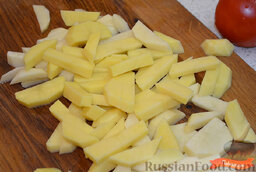 Запеченный амур с овощами: Картофель порезать соломкой.