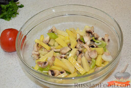 Запеченный амур с овощами: Соединить овощи в миске, посолить, добавить 2 ст. л. растительного масла и перемешать.
