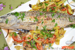 Запеченный амур с овощами: Готовую рыбу с овощами подаем горячей с соусом. Приятного аппетита!