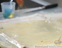 Венский штрудель: Посыпаем тесто сухариками.