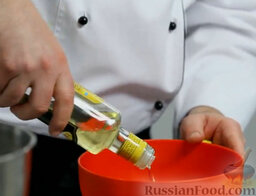Венский штрудель: Вымешанное тесто поливаем маслом. Накрываем чашу с тестом полотенцем и откладываем его в сторонку на полчаса.
