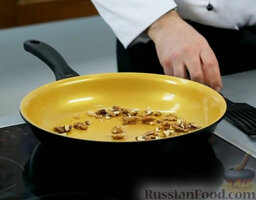 Венский штрудель: А пока займемся приготовлением начинки.  На сухой сковороде подсушиваем грецкие орехи.
