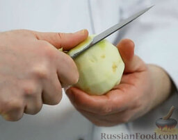 Венский штрудель: С яблок срезаем кожуру. Разрезаем и удаляем семена.